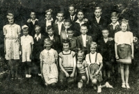 Uhlířovské děti stojící u sokolovny v Semilech v roce 1946