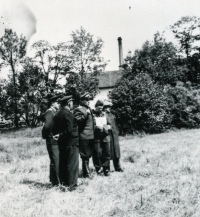 Hasičská soutěž ve Štáblovicích. Josef Prejda s bílým rozlišovacím číslem jako velitel požárního družstva v roce 1958