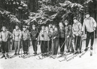 Spolupracovníci z Vítkovických železáren při rekreaci na Bílé v 50. nebo 60. letech 20. století. Josef Prejda stojí jako třetí zleva