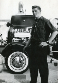 Josef Prejda na veletrhu techniky v Brně u požární stříkačky DS-16 v roce 1961. Tento úplně stejný typ požární stříkačky už byl v té době v Uhlířově. Obec ji v roce 1955 zakoupila proto, že původní motorová stříkačka, kterou Uhlířov získal zdarma po válce od družební obce Čtyřkoly, byla nedostačující