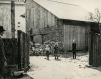 Fotografie z roku 1946, na níž je vidět nově postavená hospodářská budova. U ní stojí desetiletý Josef Prejda, matčina matka Františka Elblová, otec Václav Prejda. Vlevo na domě je znatelné poškození fasády po střelbě při přechodu válečné fronty obcí