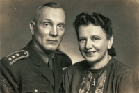 Bývalý legionář Alexandr a jeho manželka Miroslava Prejdovi na fotografii z roku 1948 u příležitosti jejich stříbrné svatby