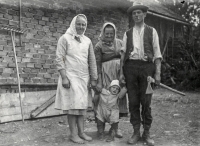 Fotografie z roku 1933. Václav a Školastika Prejdovi se synem Vladimírem a mezi nimi matčina matka Františka Elblová