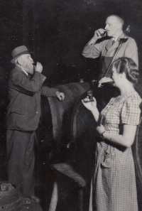 Ochutnávka vína v hotelu Waldesduft v Klentnici, nahoře dědeček Florian, před druhou světovou válkou
