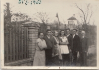 Maminka (vpředu) a část rodiny během věznění Jarmily Kovářové, 1953