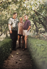 Marián Kvarda (vlevo) s vysídleným Němcem Richardem Krappelem (vpravo), který dříve žil na místě jeho bydliště