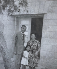 Little Eva Eisner with her parents, Markéta and Artur Bloch in Jerusalem, 1940