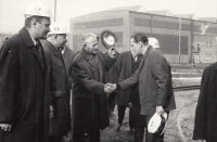 Karel Nerad si podává ruku s prezidentem ČSSR Antonínem Novotným poté, co ho provedl podnikem VTŽ Chomutov