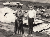 Synové pamětníka Jan (*1960) a Petr (*1962) v roce 1968