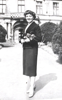 Jana Procházková před nuselskou radnicí, 1957 