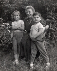 S omamou Máriou Maierovou a sestrou Katkou v záhrade na Červenom Kríži