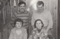 S rodinou na Moravici v 80. letech dvacátého století. Zprava stojící Vladimír Knob a jeho bratr Josef, sedící matka Věra a sestra Marie