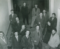 Skupina Máj 57 na schodech Mánesa v roce 1957, v popředí druhý zprava Ladislav Dydek