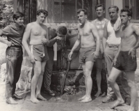 Vladimír Knob (druhý zleva) s bratrem a přáteli v Jánských koupelích, 60. léta dvacátého století