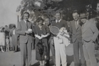 Vlasta Burian (třetí zprava) a Bedřich Macenauer (druhý zprava) při návštěvě Plzně