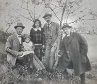 Uprostřed matka pamětnice Vlasta Škodová, vpravo Fr. Škoda