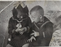 Igor so staršou sestrou Soňou