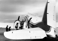 Jindřich Goba nastupuje do letadla v Kanadě