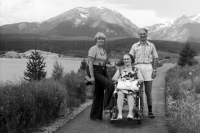 Jindřich Goba s matkou Ernou uprostřed a manželkou Zdenkou v Kanadě