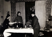 Silvestr 1943 u rodiny Škvorových - autor fotografie Ladislav Škvor