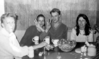 Uprostřed Petr Šulák s manželkou Pavlou, svatba v roce 1988