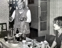 Petr Šulák s matkou Irenou během zabíjačky