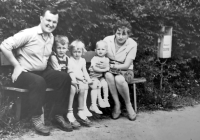 Petr Šulák druhý zprava s matkou, otcem a sourozenci