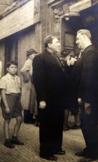 Vladimír Škvor stojící u básníka Vítězslava Nezvala a herce Václava Vydry - autor fotografie Ladislav Škvor