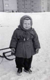 Ladislava Braná jako dítě na sídlišti