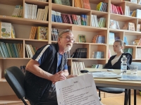 Tomáš Hudec s žákovským týmem během nahrávání pro projekt Příběhy našich sousedů