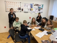 Tým žáků v rozhlase
