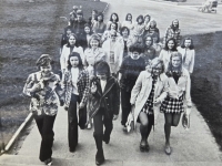 Gymnázium – Radka Samuel se svojí kamarádkou Eliškou vpředu vpravo