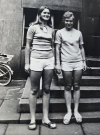 Gymnázium – se svojí kamarádkou Eliškou – Radka Samuel vlevo