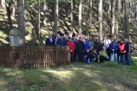 Pokládání věnce k pomníku
