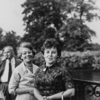 Lizzy with Alena Buchalová at Hampton Court, September 1967