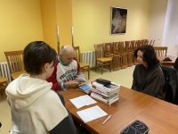 Děti při natáčení rozhovorů s pamětníkem J. Šramkem v rámci projektu Příběhy našich sousedů, 2025