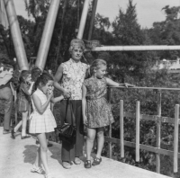 Lizzy with daughters Caroline and Nicole, August 1971