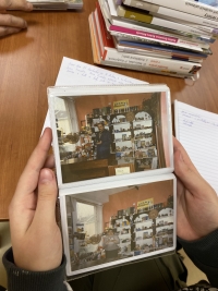 Ján Šramko dětem ukazuje své fotografie, projekt Příběhy našich sousedů, 2025