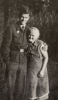 Karel Vágner jako voják se tetou Baruškou
