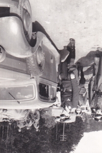 Písek, květen 1945, zajatí němečtí důstojníci od letectva. Američané jim ponechávají osobní zbraně. V pozadí člen Revoluční gardy.