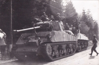 Američané jedou na Ptáčkovnu u Písku odzbrojit německé vojáky, 6. 5. 1945