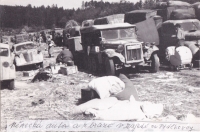 Odzbrojování Němců americkými vojáky, na Ptáčkovně u Písku, květen 1945