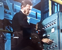 Jaroslav Lukeš při zkoušce prototypu vozíku v roce 1974