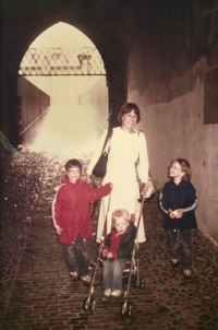 Jana Pekárková with her children, 1986