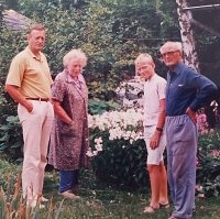 Na chatě se synem Jaroslavem a rodiči Marií a JUDr. Vladimírem Lukešovými, pamětník první zleva, 1991 