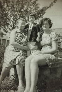 Ján Šramko jako dítě se svými tetami - dodáno v rámci projektu Příběhy našich sousedů