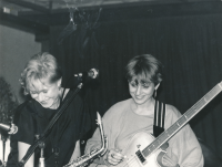 Marka Míková a Kateřina Jirčíková v kapele Dybbuk, 2. polovina 80. let