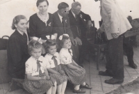 Ludmila Šabatová vlevo dole, 1942