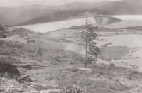 Napouštění Vodárenské nádrže Josefův Důl. Na fotografii je zachycena boční hráz a výstavba provozních objektů, kolem roku 1981