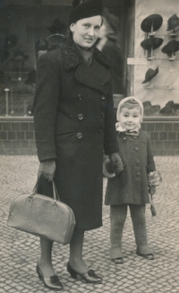Jarmila Přibylová with her mother, 1941